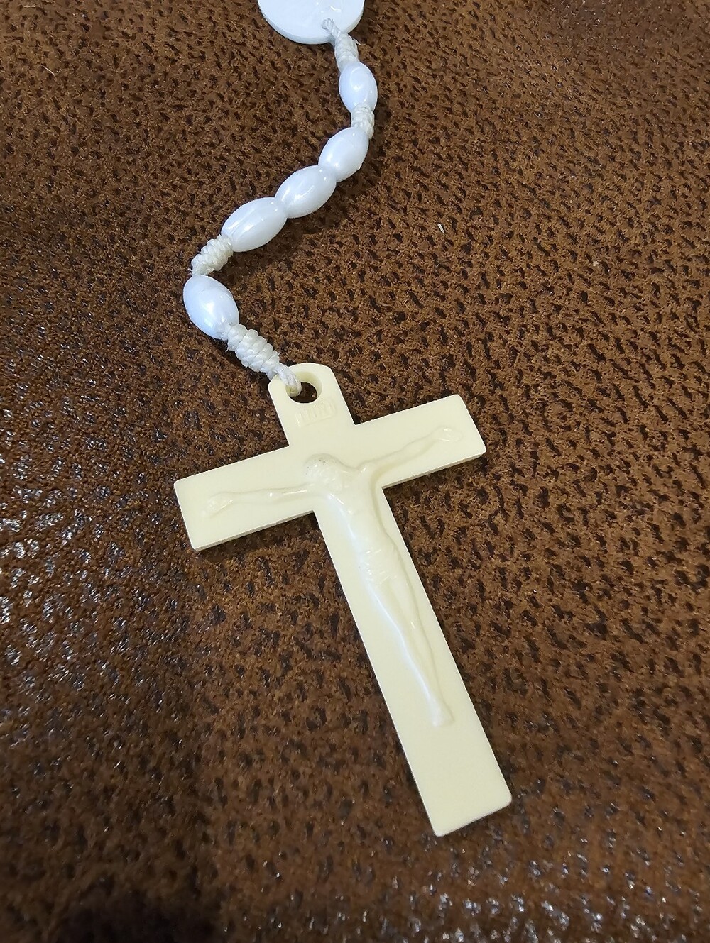 Vintage White Bead Plastic Rosary Necklace with Cross - Unbranded - Picture 2 of 3